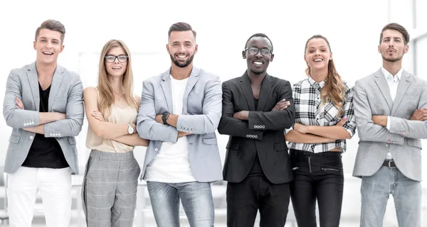 Grupo de empresários amigáveis com líder masculino na frente — Fotografia de Stock