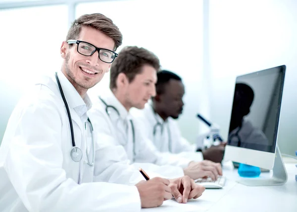 Laboratóriumi vizsgálatokat végző orvosok csoportja — Stock Fotó