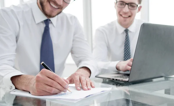 Empresário faz anotações para um novo projeto de negócios . — Fotografia de Stock