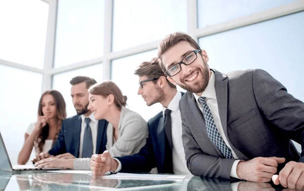 Hombre de negocios sentado en una reunión de negocios en la oficina. — Foto de Stock