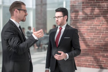 Ofiste konuşmak ciddi iş arkadaşları