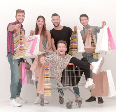 gençlerin alışveriş torbaları ile mutlu Grup
