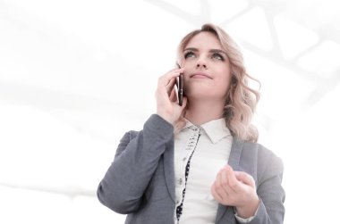 Başarılı iş kadını telefonda konuşuyor..