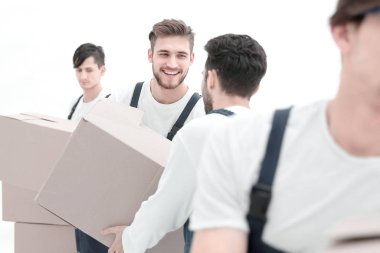 Fotoğraf işçileri taşınırken birbirlerini kutular..