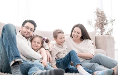 mutlu aile oturma odasında ücretsiz bir akşamı aittir.