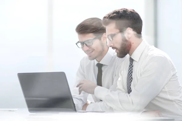 Due colleghi di lavoro guardando lo schermo del computer portatile — Foto Stock