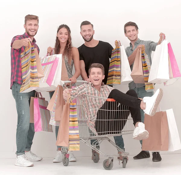 Gelukkig groep jongeren met shopping tassen — Stockfoto