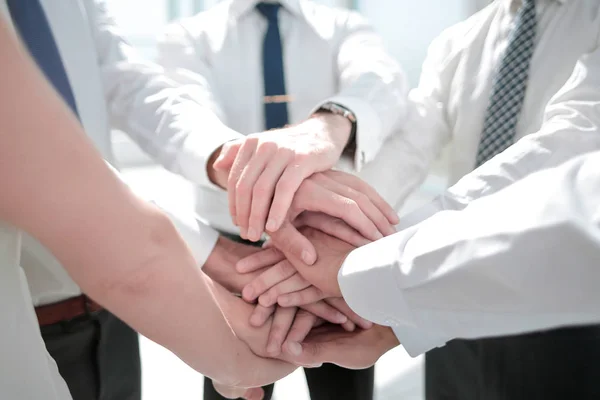 De cerca. gente de negocios de pie con las manos juntas — Foto de Stock