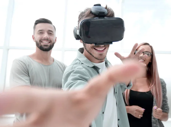 Jonge knappe man dragen van virtual reality bril aanraken van besturingselementen om te schieten in spel — Stockfoto