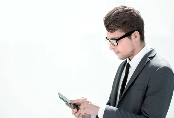 Sluit up.businessman met behulp van zijn smartphone — Stockfoto