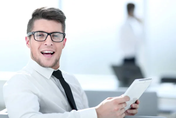 Atractivo hombre de negocios que trabaja con la tableta y la pantalla digital que toca — Foto de Stock