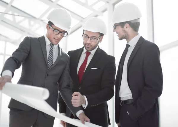 Empresário faz perguntas ao arquiteto-chefe — Fotografia de Stock