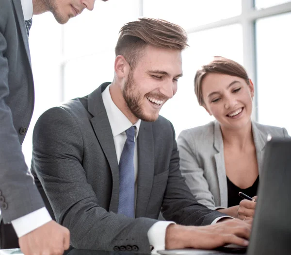 Equipo de negocios está trabajando en un ordenador portátil en la oficina . —  Fotos de Stock