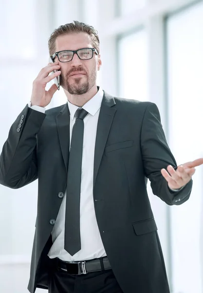 Bir iş ortağı bir cep telefonu konuşurken işadamı — Stok fotoğraf