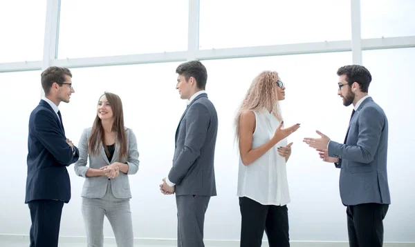 En pleno crecimiento.un grupo de empresarios hablando en el vestíbulo de la oficina — Foto de Stock