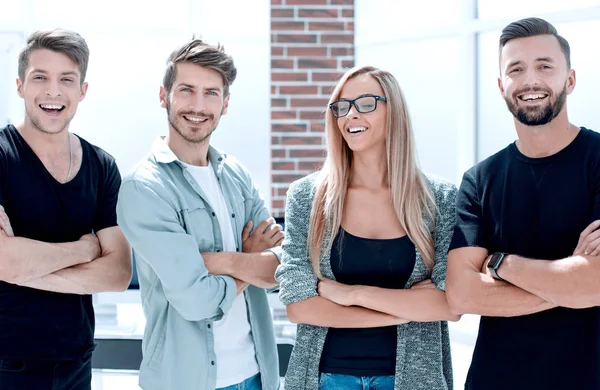 Multiethnische Gesellschaft junger schöner Freundinnen von Mädchen und Jungs im Büro — Stockfoto