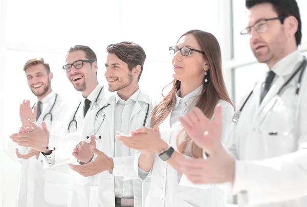 Grupo de médicos de sucesso aplaude — Fotografia de Stock