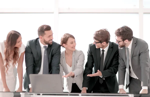 Equipo de negocios está discutiendo información en línea —  Fotos de Stock