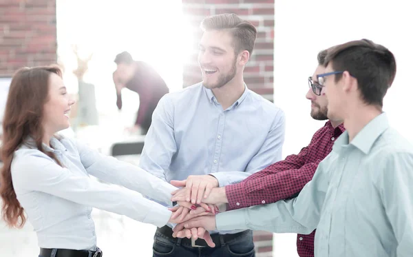 Gruppo di persone mani insieme lavoro di squadra partnership . — Foto Stock