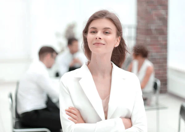 Sonhos de uma jovem mulher de negócios em pé no escritório — Fotografia de Stock