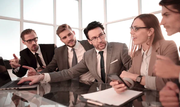Colleagues in discussion in traders office. — Stock Photo, Image