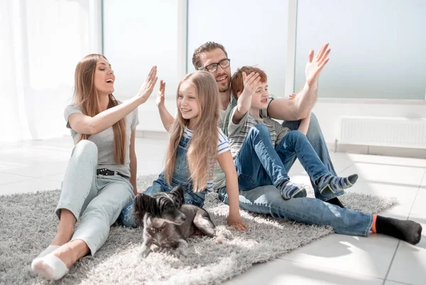 Família feliz com crianças dando uns aos outros um alto cinco — Fotografia de Stock