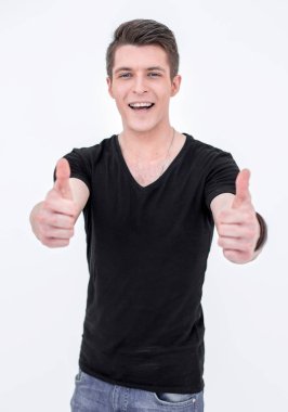 Başparmak siyah t shirt genç adam ortaya çıktı.