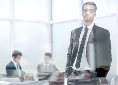 ciddi iş adamı ofis pencereden görünüyor.