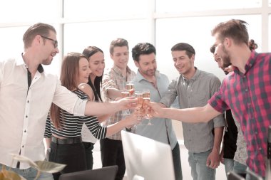 yaratıcı iş takım başarılarını kutluyor