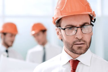 up.Portrait bulanık arka plan üzerinde emin mimar kapatın