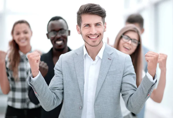 Jongeren staande in het kantoor en glimlachen — Stockfoto