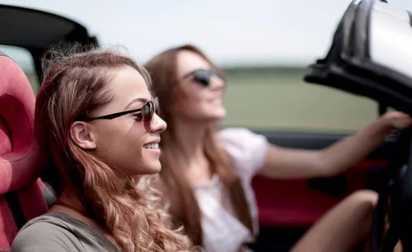 Две модные девушки путешествуют в кабриолете . — стоковое фото