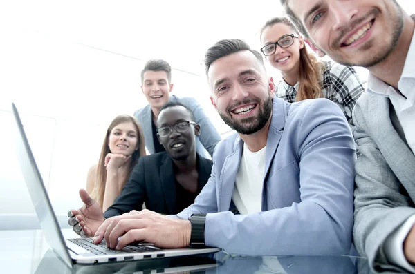 Glücklich lächelndes multiethnisches kreatives Millennial-Team begeistert von Online-Ergebnis oder Wachstum — Stockfoto