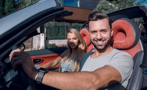 Close up.a homem bonito dirigindo um carro de luxo — Fotografia de Stock