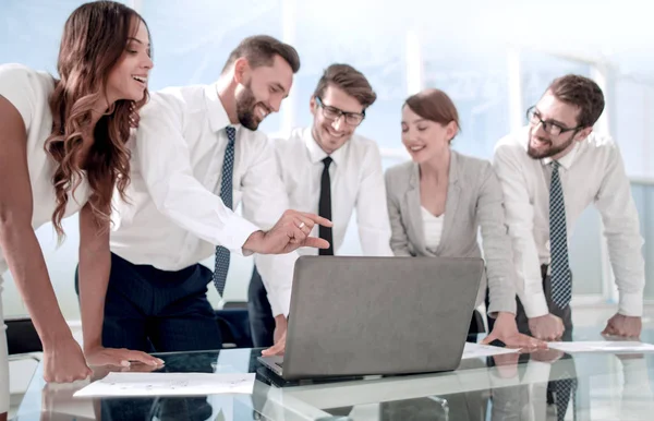 Business team discussing online information — Stock Photo, Image