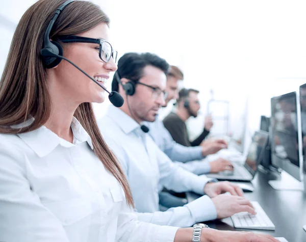 Junge Kollegen arbeiten im Callcenter — Stockfoto