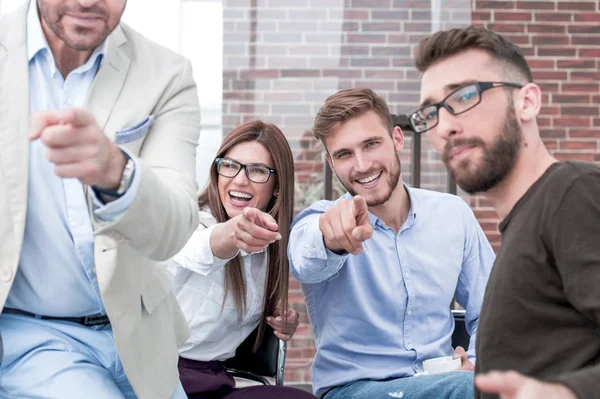 Grupp av anställda som pekar sina fingrar på dig. — Stockfoto