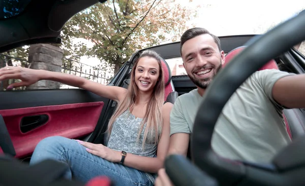 Verliefde paar genieten van een reis in de auto — Stockfoto