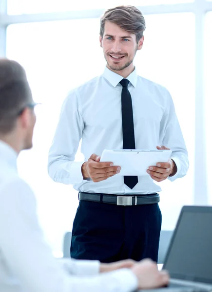 Geschäftsleute kommunizieren im Büro. man schaut auf das Tablet — Stockfoto