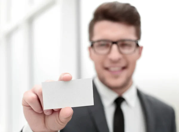Hombre de negocios close up .successful mostrando su tarjeta de visita — Foto de Stock