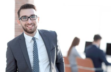 Ofisin arka planında başarılı bir işadamı