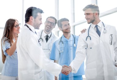 Hastane koridorunda tokalaşırken doktorlar
