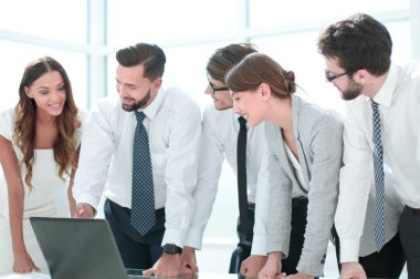 İş ekibi çevrimiçi bilgileri tartışıyor