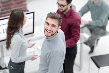 Yaratıcı iş adamları genç adamın açıklamalarını dinliyor..