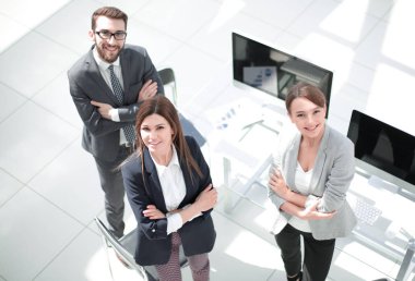 üstten görünüm. üç çalışanın ofiste ayakta