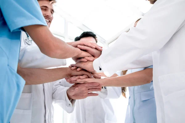 Groupe de médecins avec les mains pliées ensemble — Photo