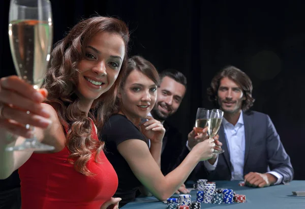 Fille boire un cocktail dans le casino — Photo