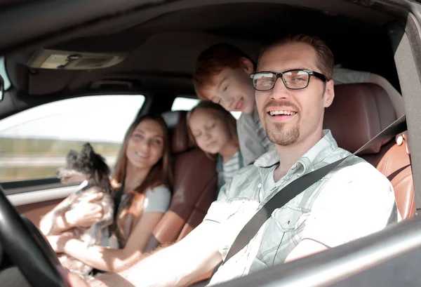 Kant view.happy vader rijdt een gezinsauto — Stockfoto