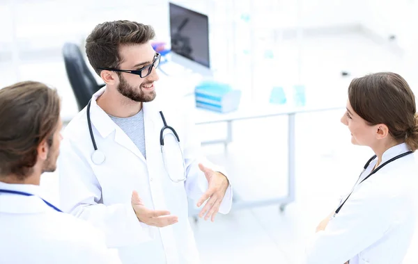 Medizinisches Personal diskutiert in einem modernen Krankenhauszimmer — Stockfoto