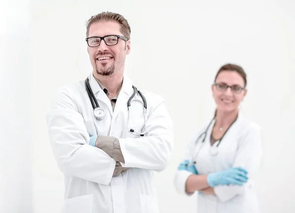 Médico y enfermera sobre un fondo claro . — Foto de Stock